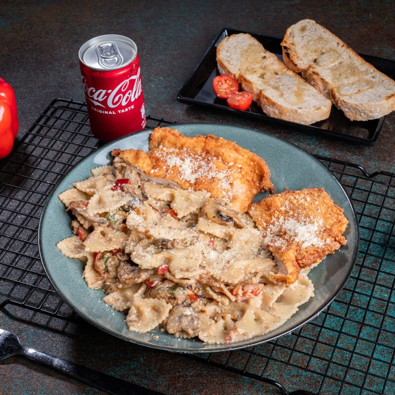 Louisiana Chicken Pasta Cheese Wheel Served with garlic bread and Drink (Choice of Pasta Penne, Farfalle, Fettuccini, Fussili, Spaghetti)